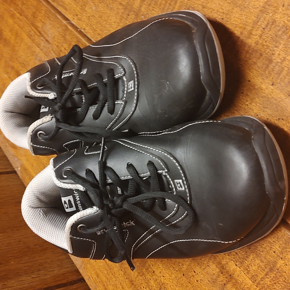 Ladies bowling shoes